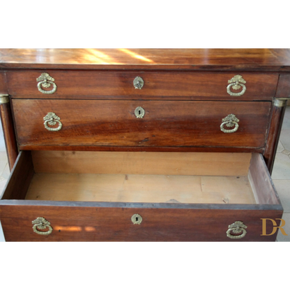 Comò impero napoletano vintage con tre cassetti in legno e maniglie in ottone per la casa