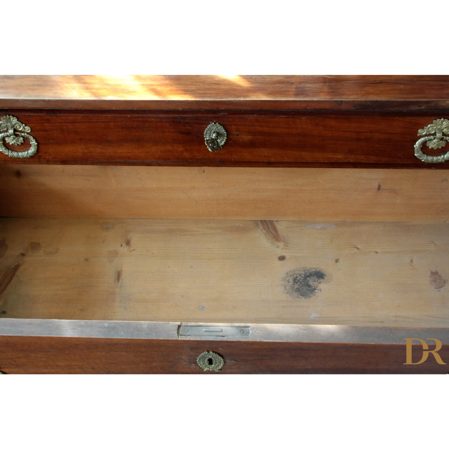 Cassetto aperto in legno antico con hardware in ottone, perfetto per casa vintage design