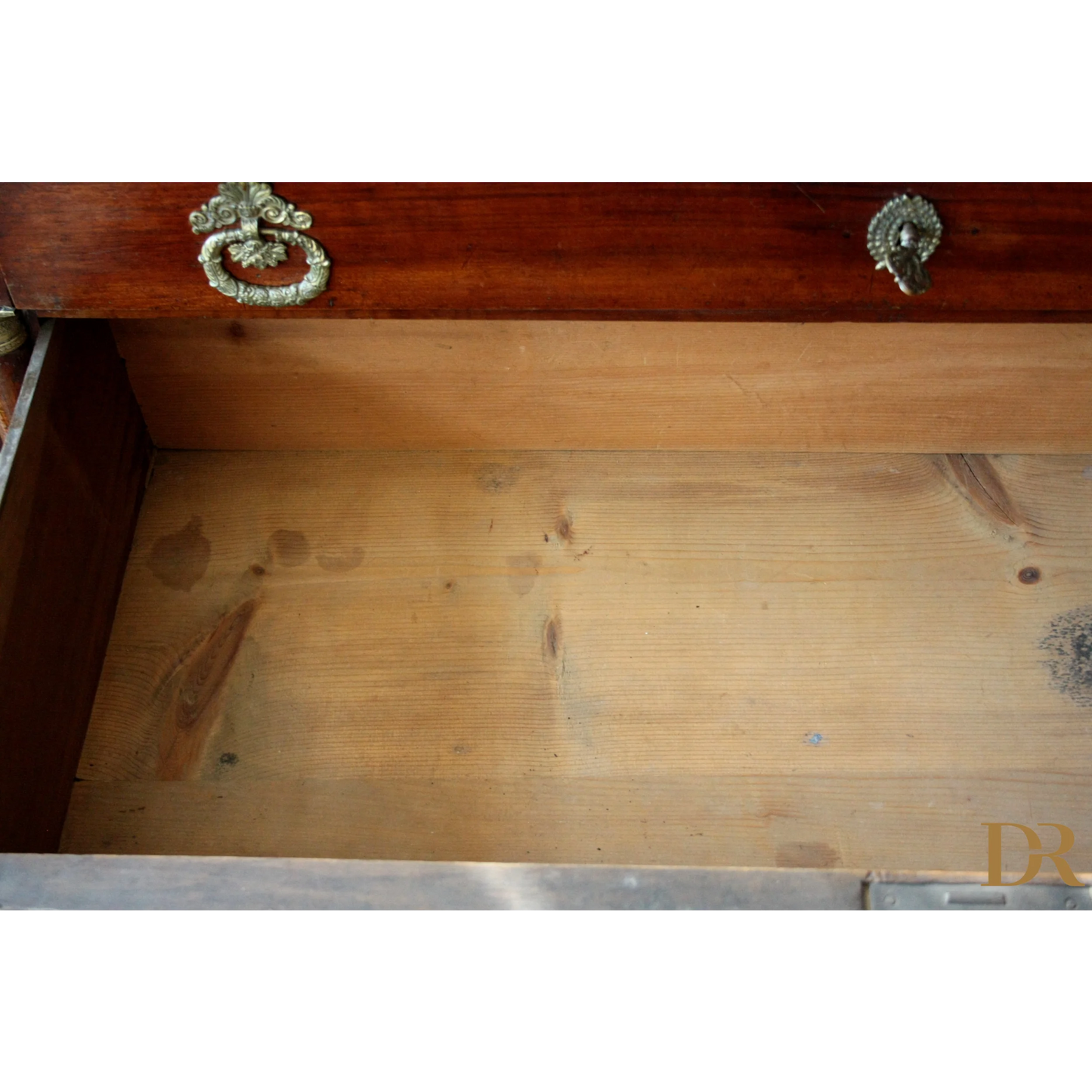 Cassetto aperto in legno con hardware in ottone, design vintage per casa elegante