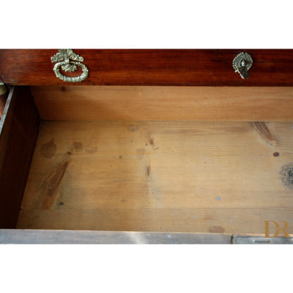 Cassetto aperto in legno con hardware in ottone, design vintage per casa elegante