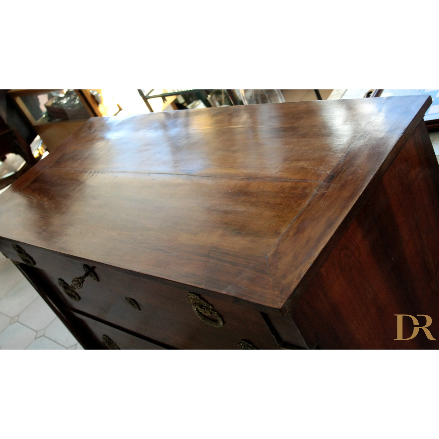 Comò impero napoletano vintage in legno con finitura lucida e hardware in ottone, perfetto per casa e design