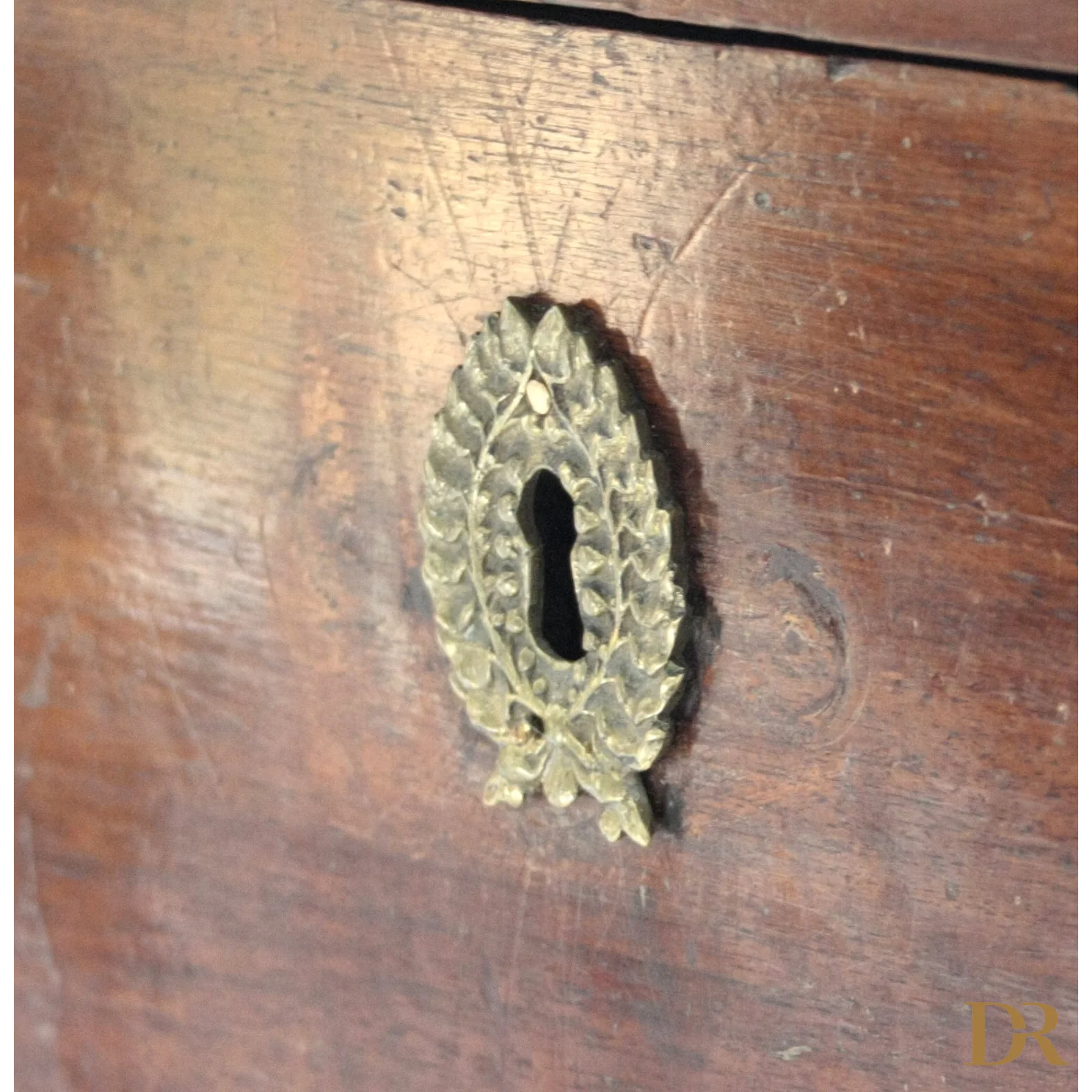 Edificio vintage con piastra decorativa in ottone per casa dal design elegante