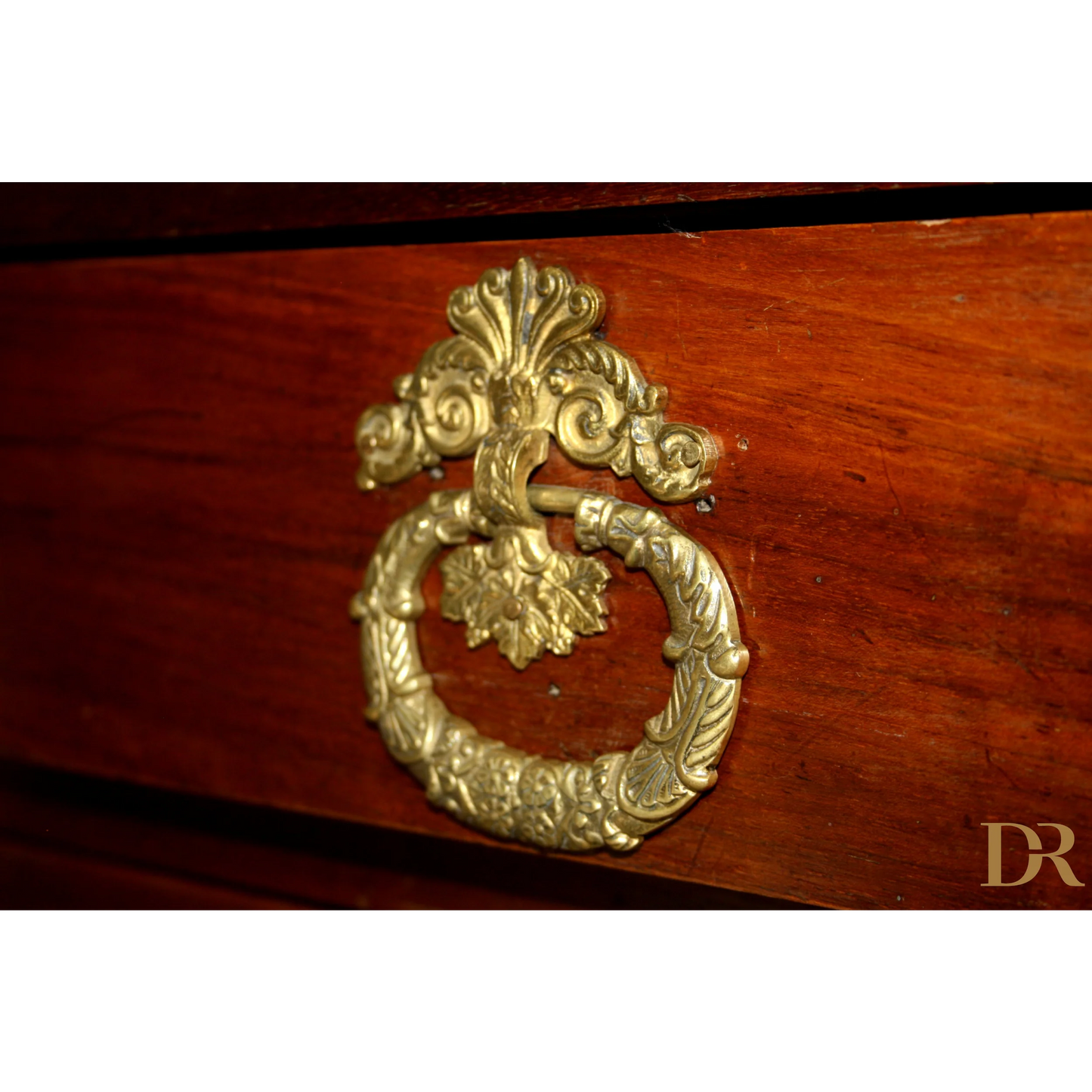 Maniglia in ottone ornato su legno scuro, perfetta per un design vintage casa