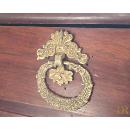 Maniglia in ottone ornato su legno scuro per un design vintage casa Comò Impero Napoletano