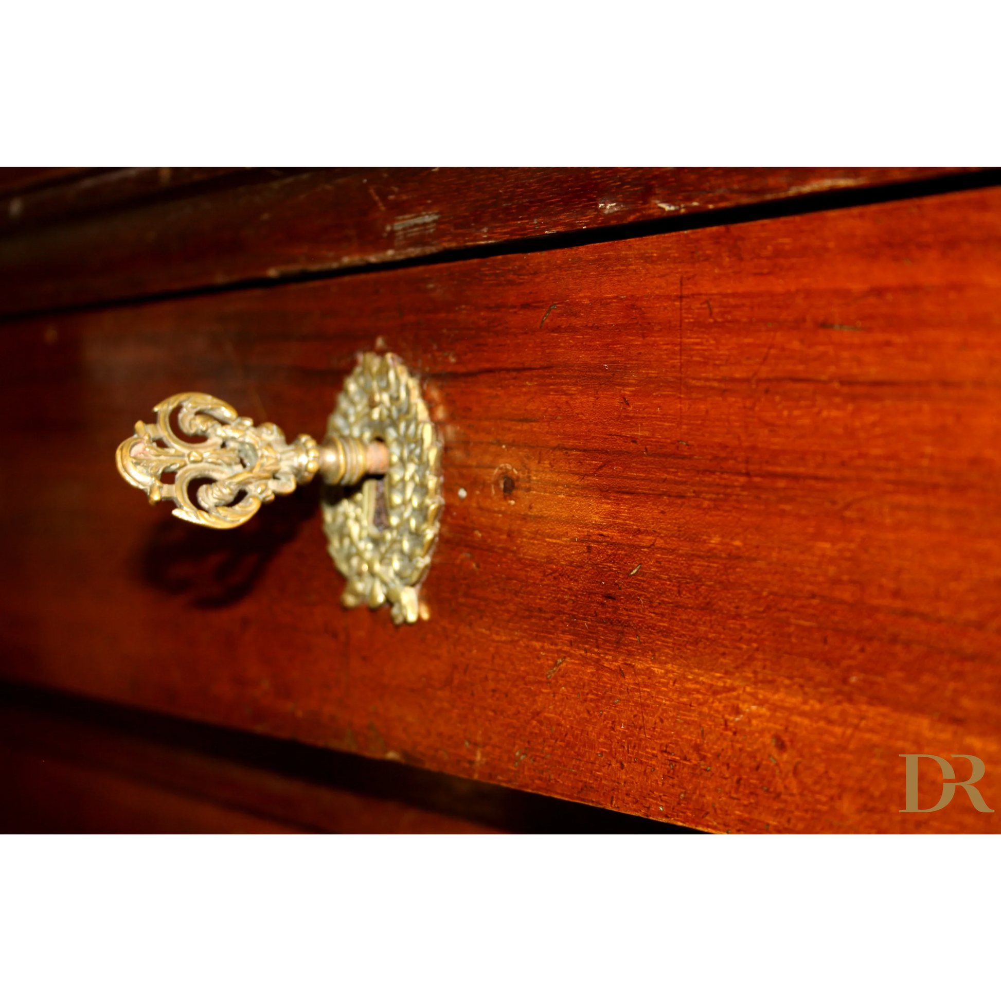 Chiave in ottone ornata in un cassetto di design vintage casa Comò Impero Napoletano