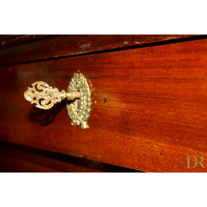 Chiave in ottone ornata in un cassetto di design vintage casa Comò Impero Napoletano