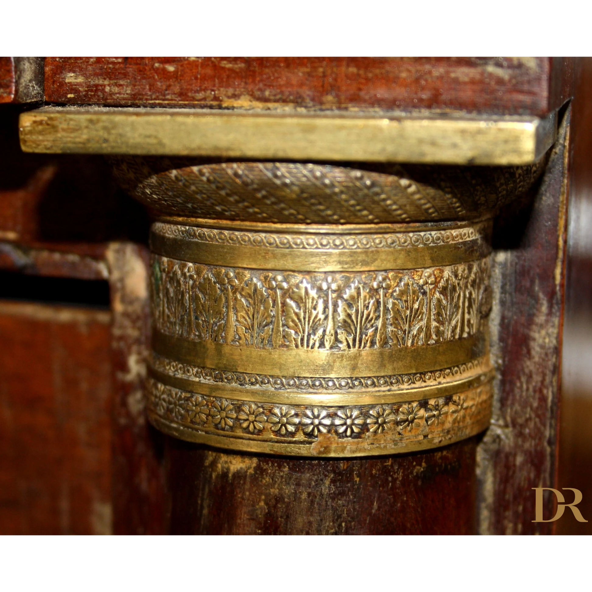 Supporto colonna in ottone ornato con motivi floreali per un design vintage casa