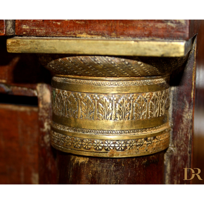 Supporto colonna in ottone ornato con motivi floreali per un design vintage casa