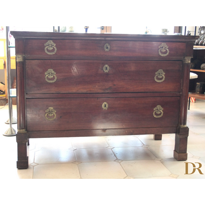 Comò impero napoletano in legno scuro con pomelli in ottone, perfetto per casa vintage e design