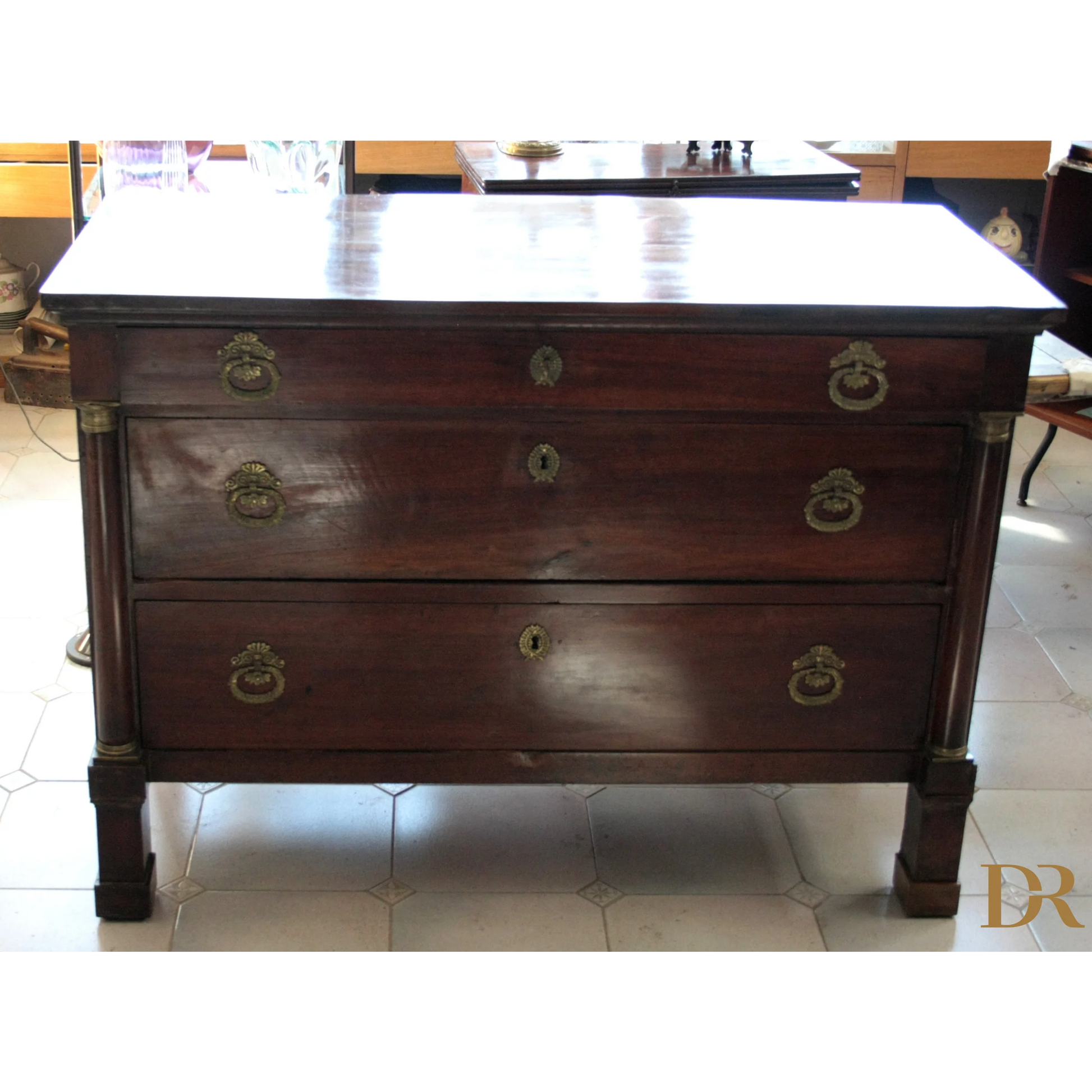 Comò impero napoletano vintage in legno scuro con maniglie in ottone per casa e design