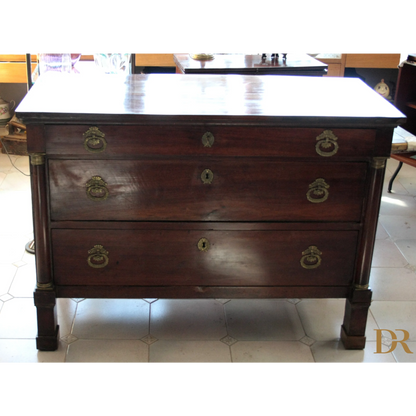 Comò impero napoletano vintage in legno scuro con maniglie in ottone per casa e design