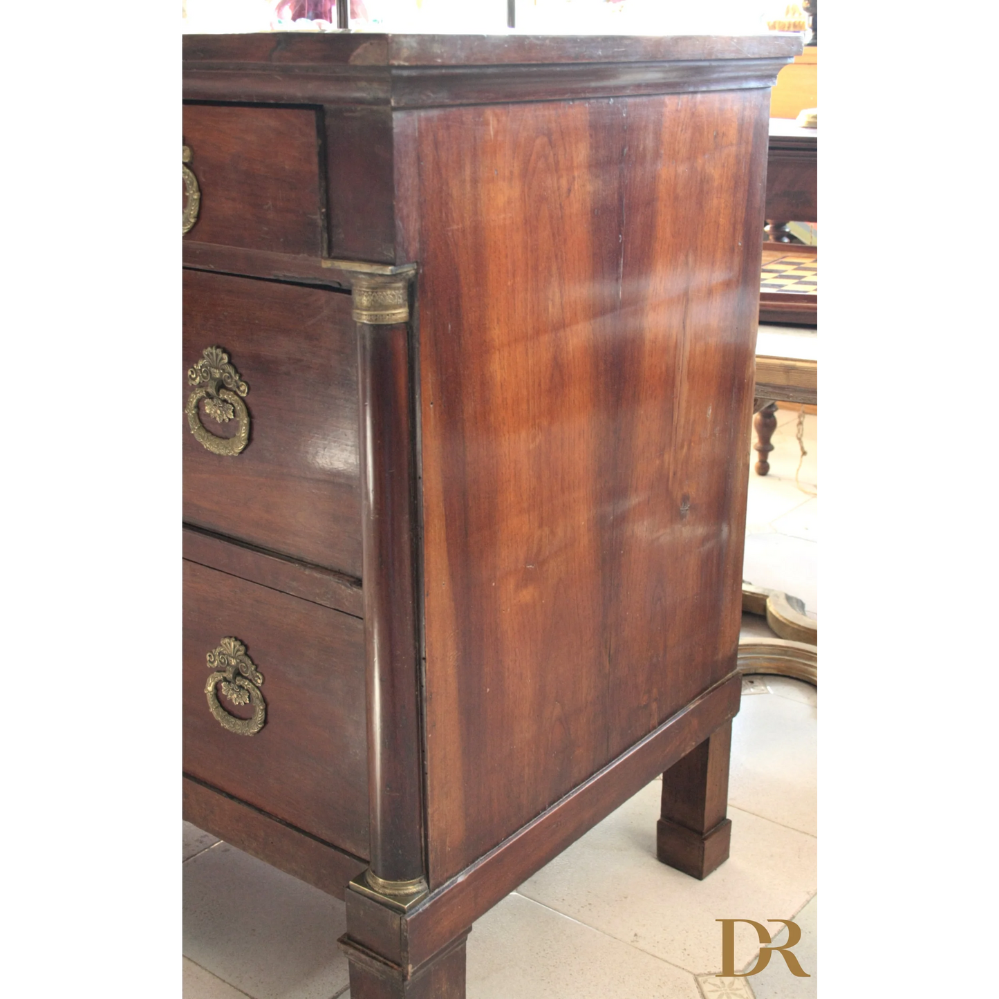 Comò Impero Napoletano vintage in legno rosso scuro con maniglie in ottone per casa design