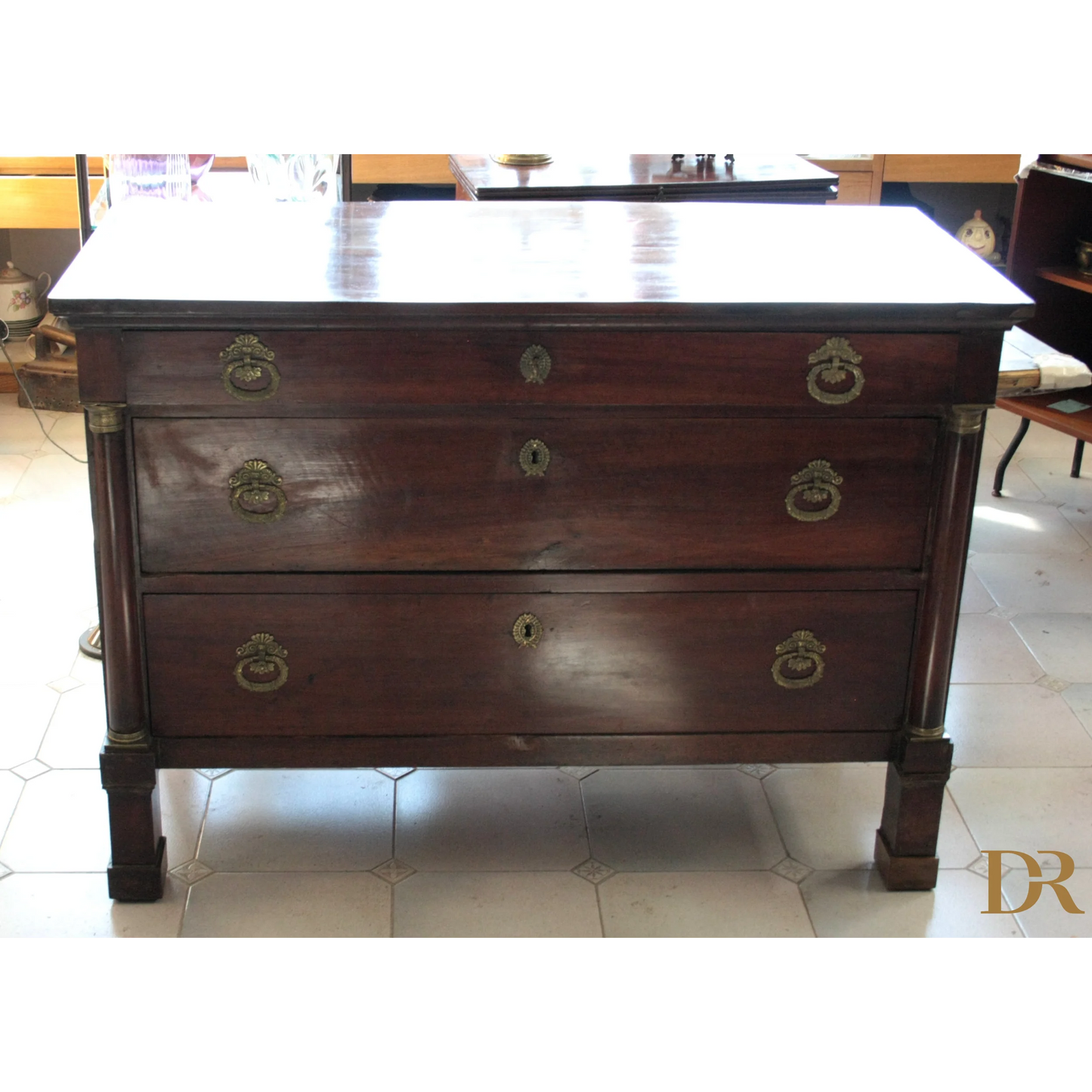 Comò impero napoletano vintage in legno con maniglie in ottone, perfetto per casa e design