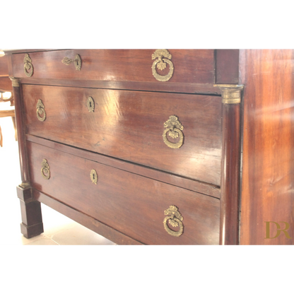 Armadio vintage in legno lucido con maniglie in ottone, perfetto per il design casa