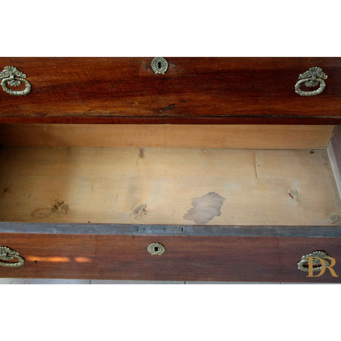 Cassetto vuoto in legno vintage con hardware in ottone, perfetto per casa e design