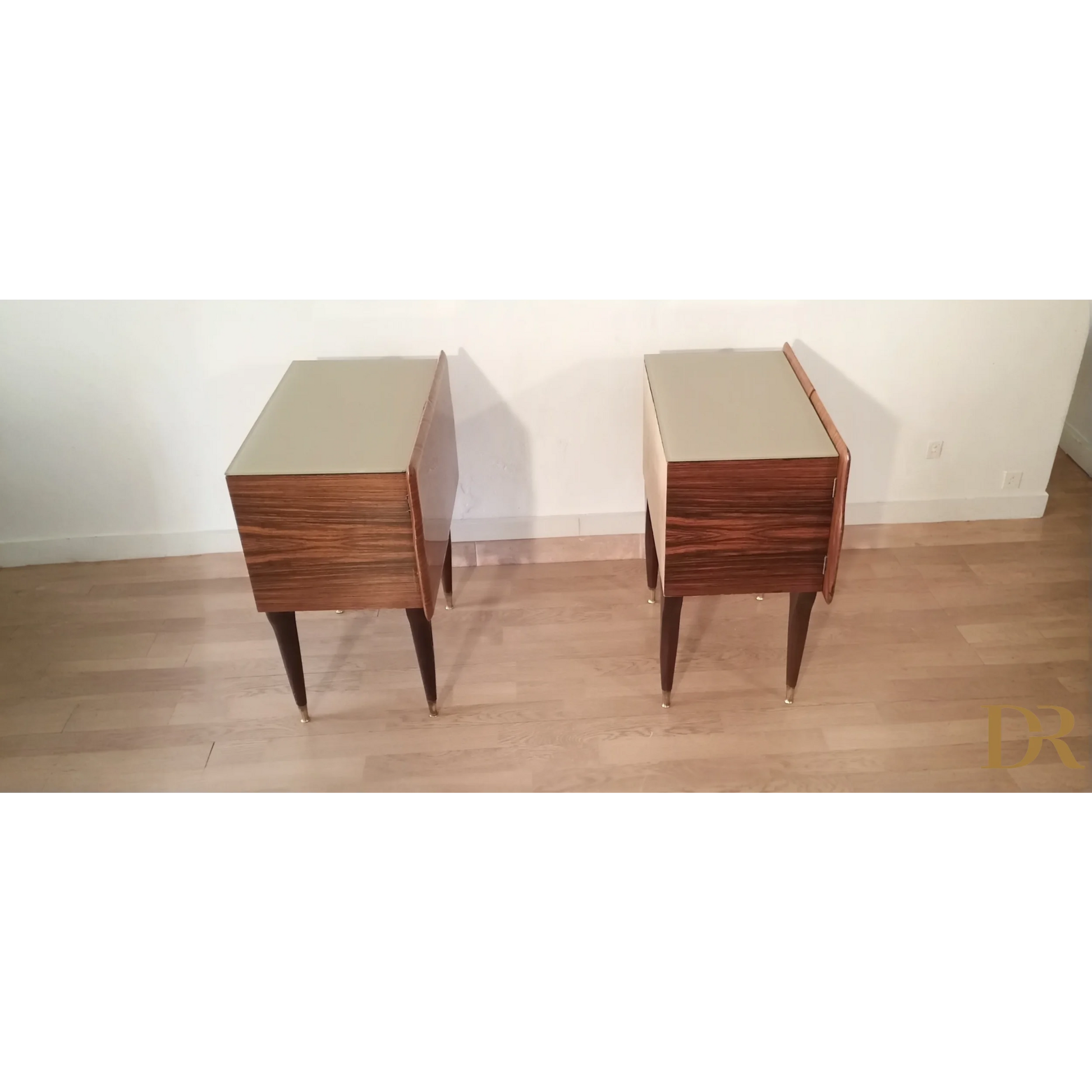 Pair di comodini italiani mid-century in legno con gambe coniche design Anni ’50