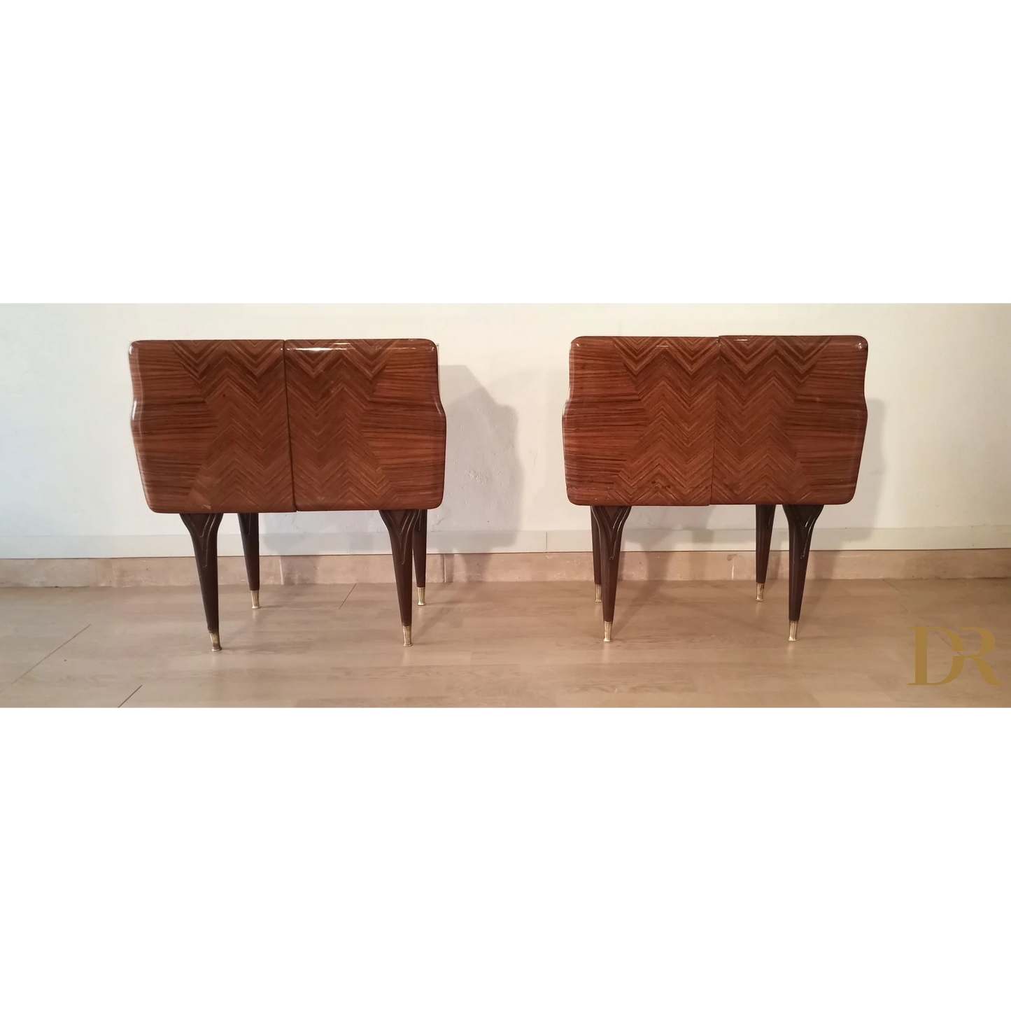 Pair di comodini italiani mid-century in velluto marrone con gambe affusolate