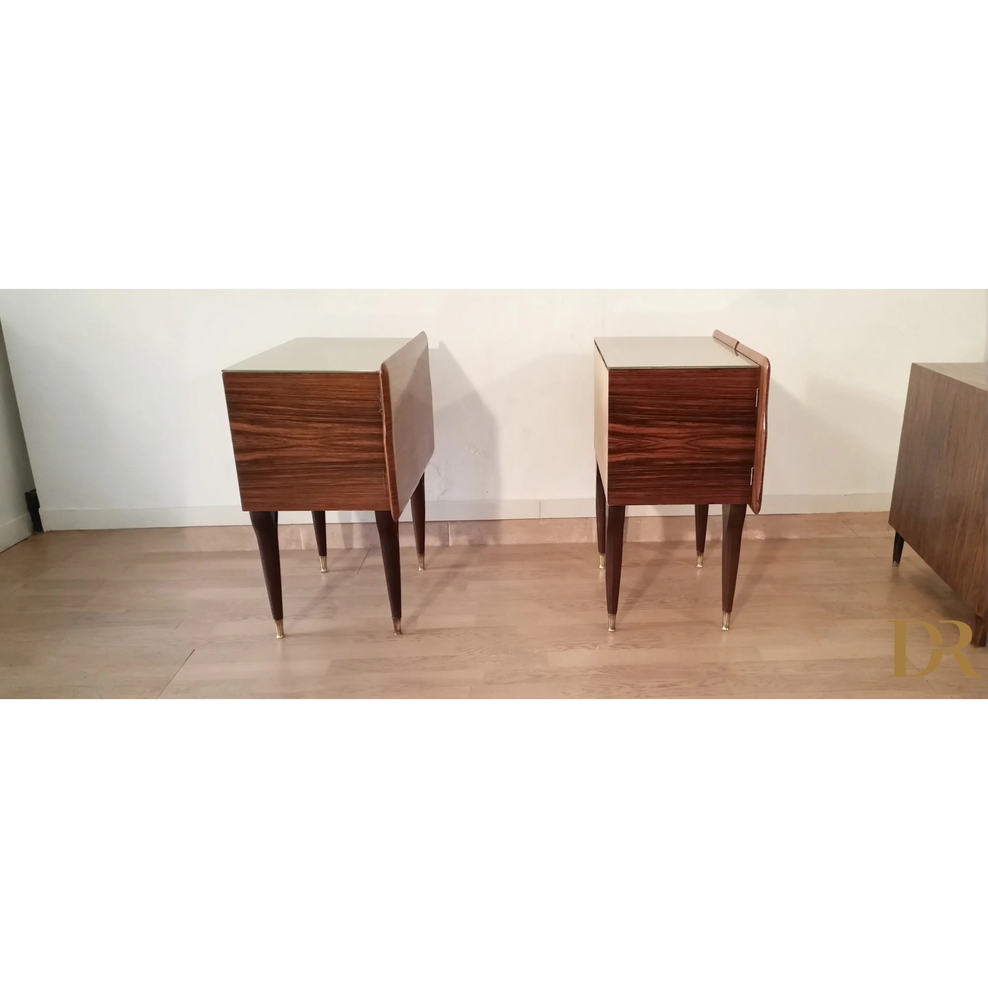 Pair di comodini italiani mid-century in rovere con gambe affusolate e piedi in ottone