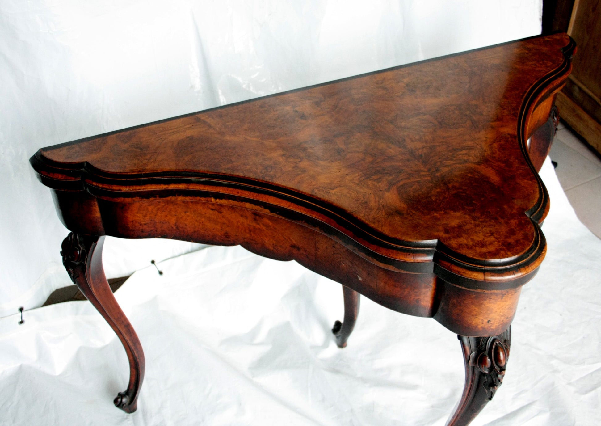 Console tavolo da gioco inglese in noce del XVIII secolo con dettagli eleganti