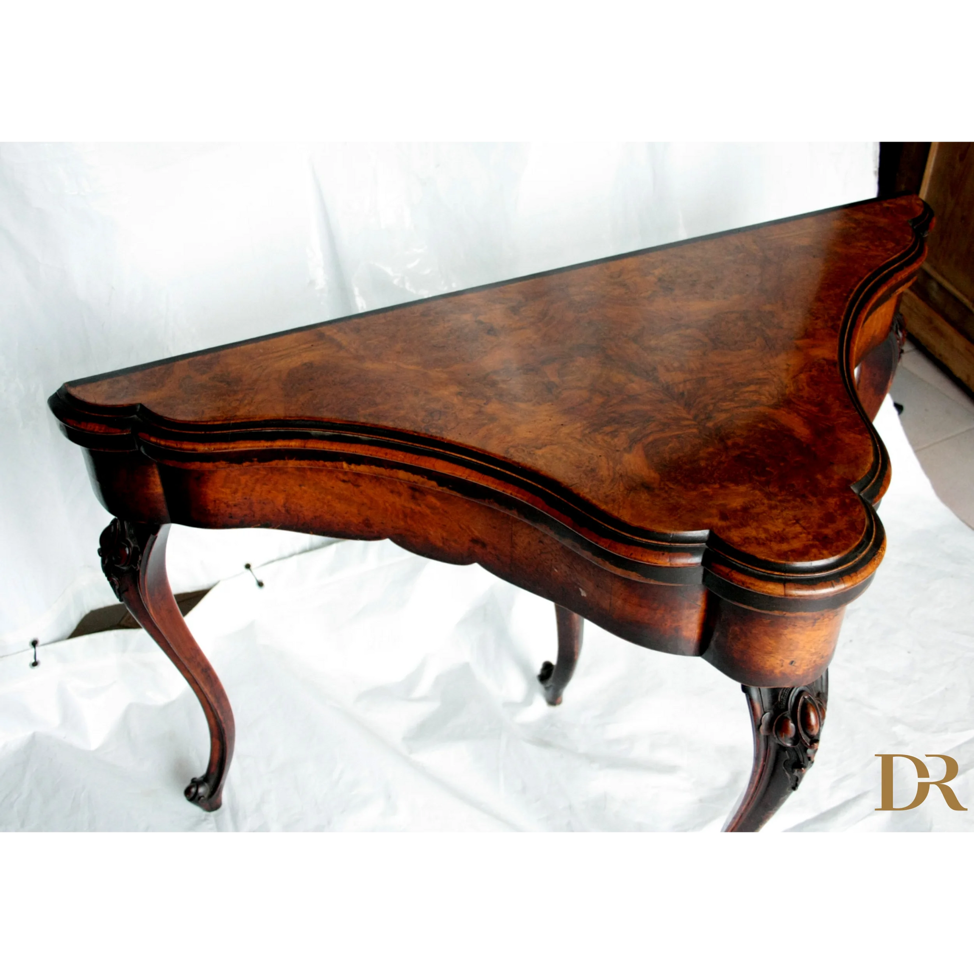 Console tavolo da gioco inglese in noce del XVIII secolo con dettagli eleganti