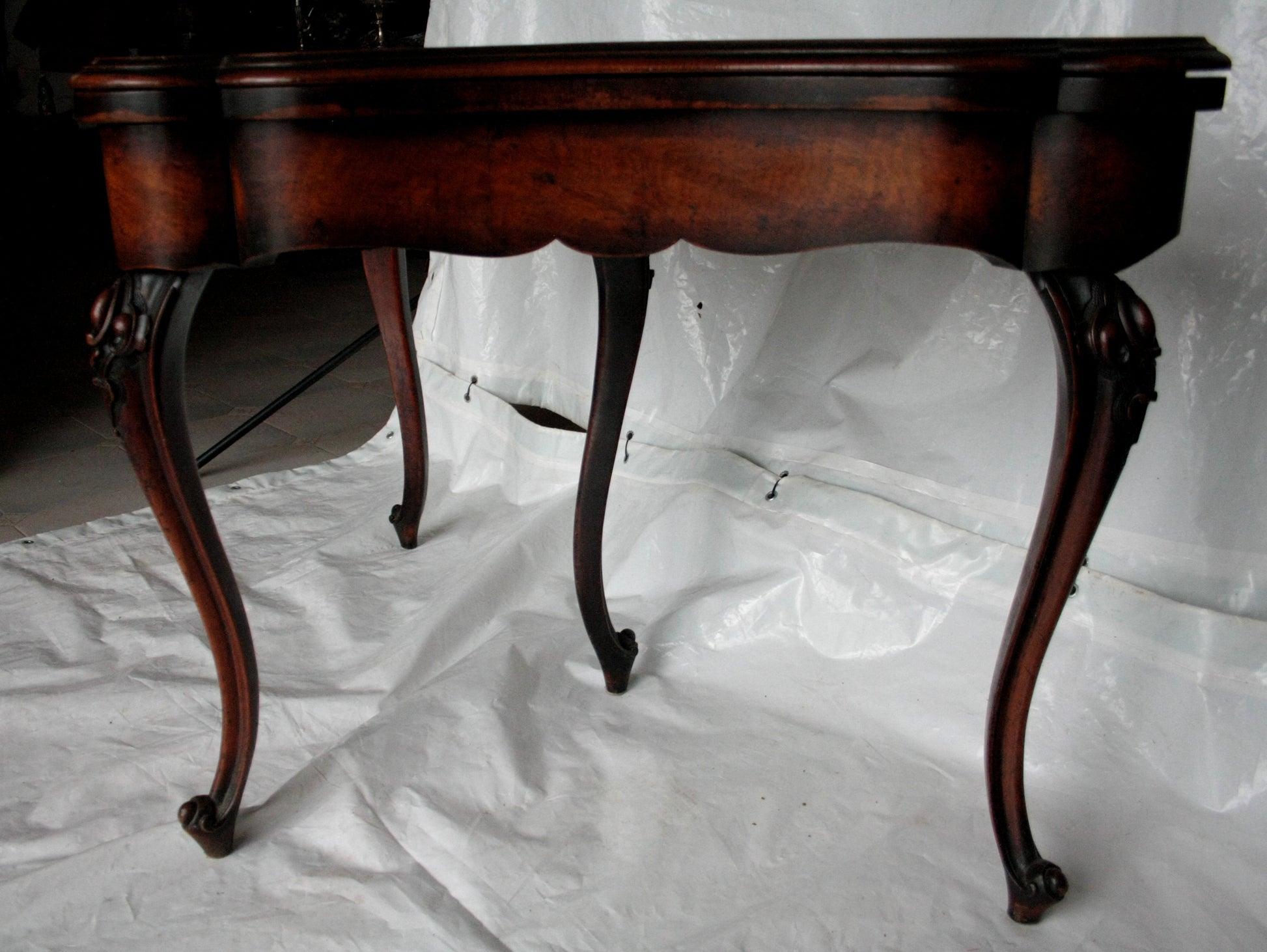 Console tavolo da gioco inglese fine XVIII secolo in noce con dettagli eleganti