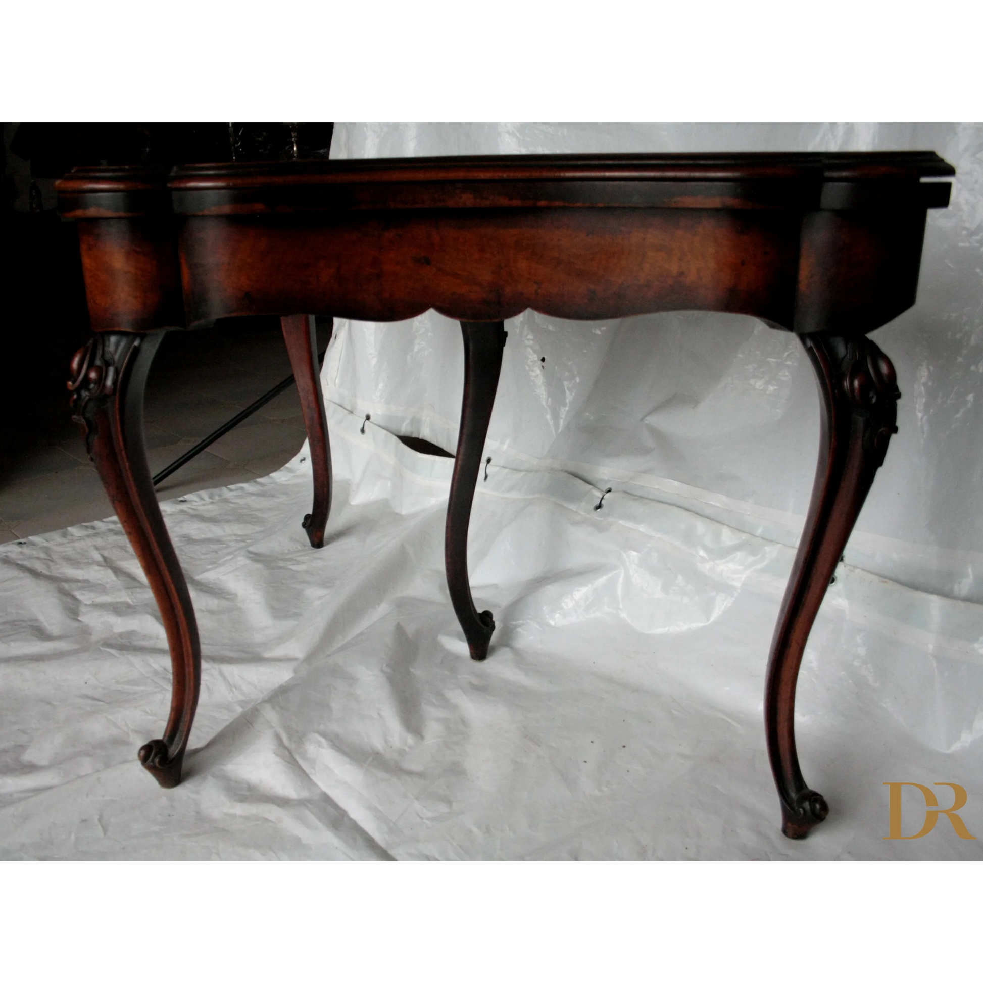 Console tavolo da gioco inglese fine XVIII secolo in noce con dettagli eleganti