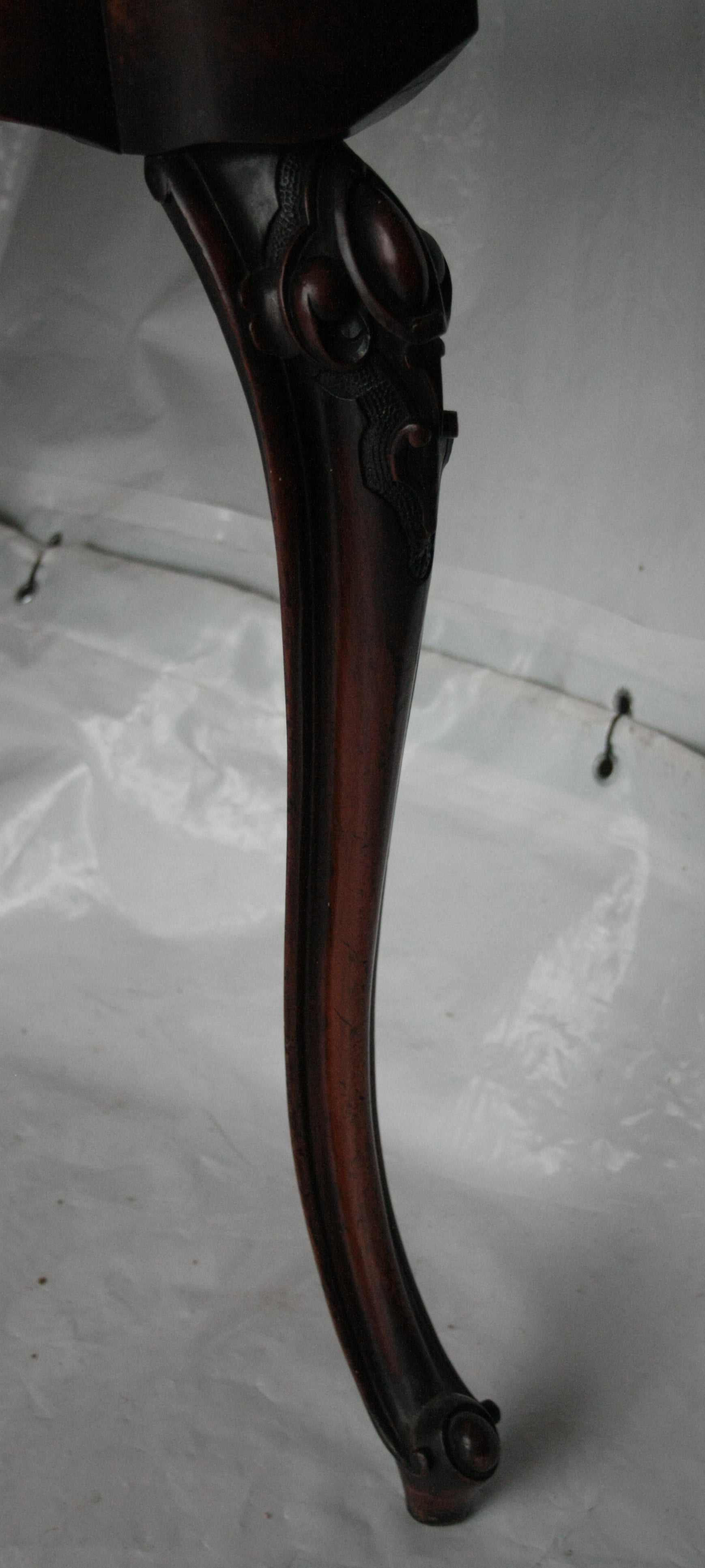 Piede a zampa artiglio in legno scuro del console tavolo da gioco inglese xviii secolo