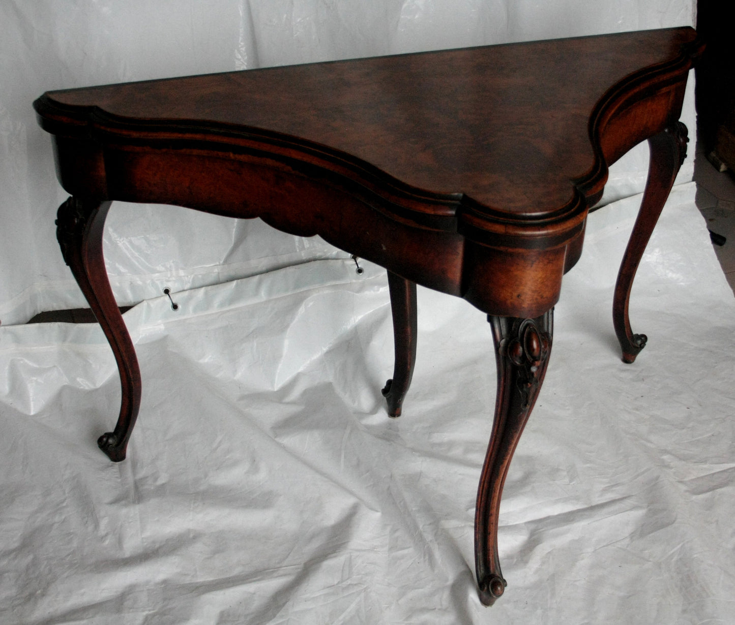 Console tavolo da gioco inglese del XVIII secolo in legno scuro con gambe curve
