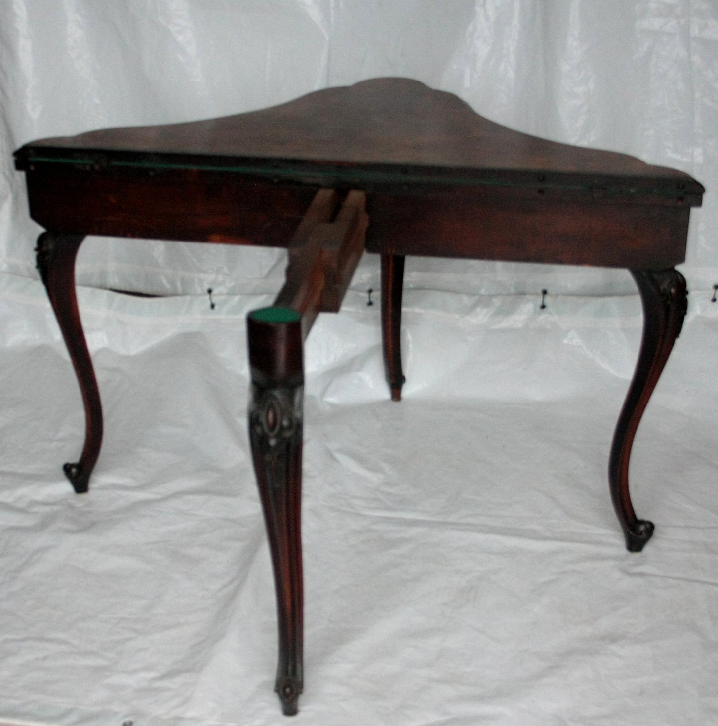 Console tavolo da gioco inglese del XVIII secolo con forma triangolare e gambe cabriole