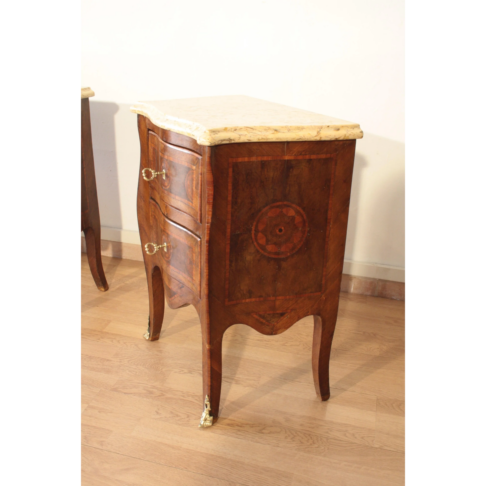 Coppia comodini in stile Luigi XV in bois de rose intarsiati - Restaurati Dario Raia Antiquariato Modernariato Vintage Comodini Luigi XV Comodini moderni Comodino comodino a cassetti Comodino a credenza Comodino Art Déco comodino con marmo Comodino in legno Comodino in noce Comodino intarsiato Comodino mobiletto Comodino moderno Mobili per camera da letto Tavoli Art Déco Tavoli Luigi XV tavolini Tavolino per camera da letto Tavolo decò Tavolo in ciliegio Tavolo in ciliegio vintage Tavolo in legno vintage