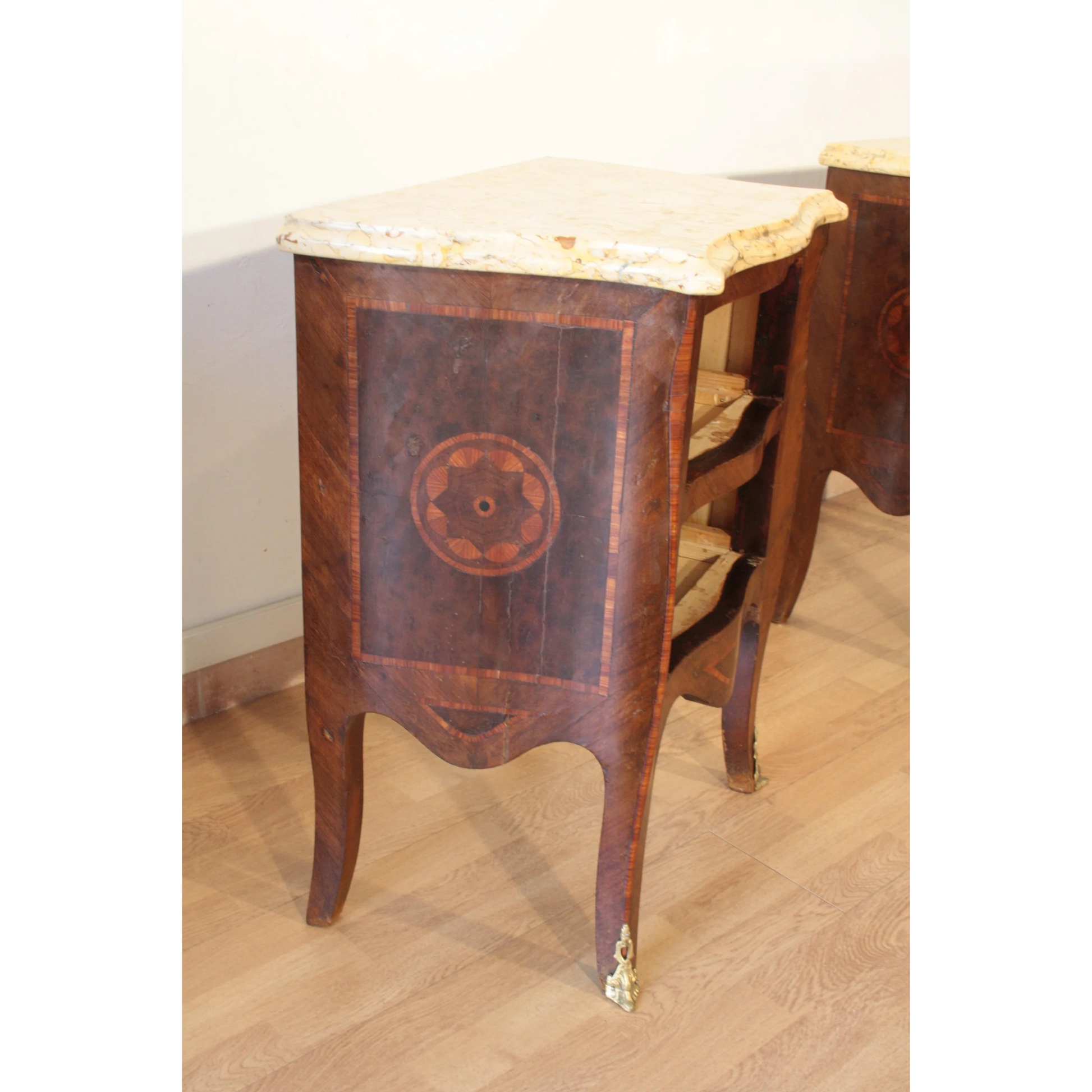 Coppia comodini in stile Luigi XV in bois de rose intarsiati - Restaurati Dario Raia Antiquariato Modernariato Vintage Comodini Luigi XV Comodini moderni Comodino comodino a cassetti Comodino a credenza Comodino Art Déco comodino con marmo Comodino in legno Comodino in noce Comodino intarsiato Comodino mobiletto Comodino moderno Mobili per camera da letto Tavoli Art Déco Tavoli Luigi XV tavolini Tavolino per camera da letto Tavolo decò Tavolo in ciliegio Tavolo in ciliegio vintage Tavolo in legno vintage