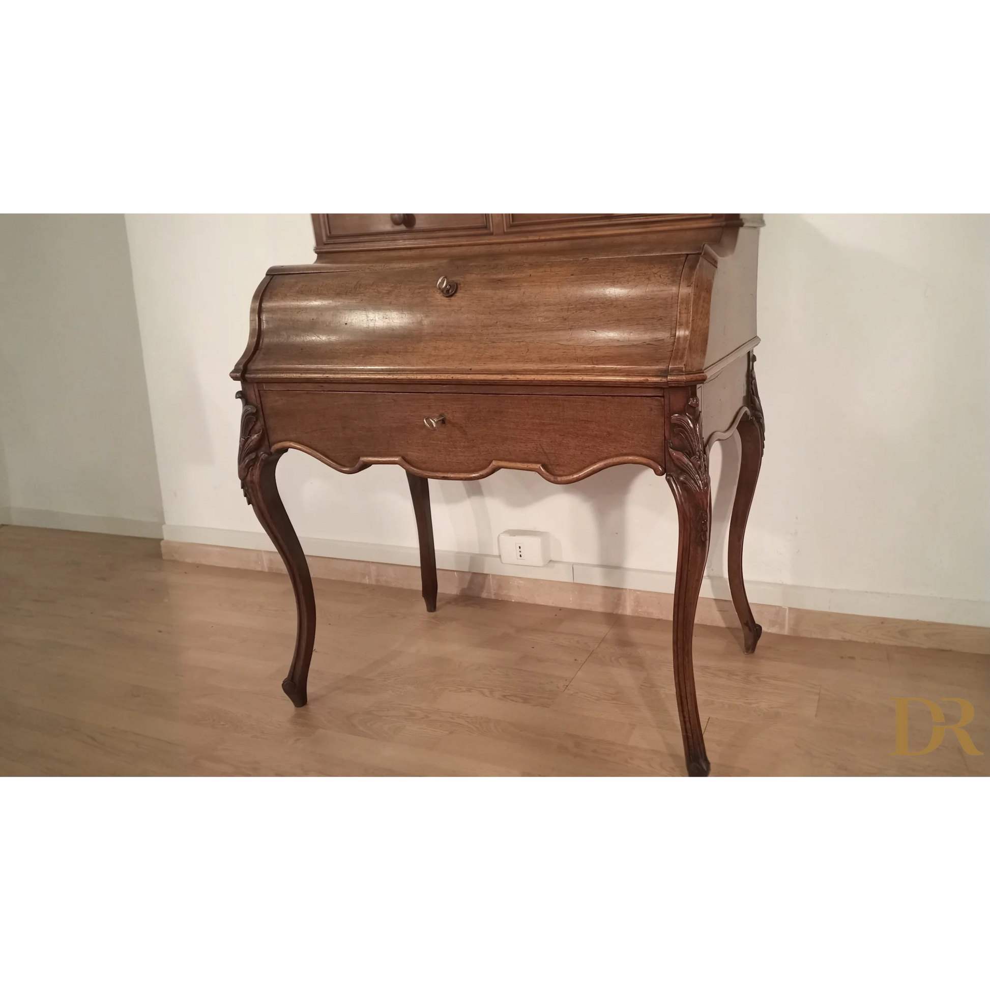 Credenza Scrittoio Ribalta in Rovere Massello con gambe curve e dettagli ornamentali