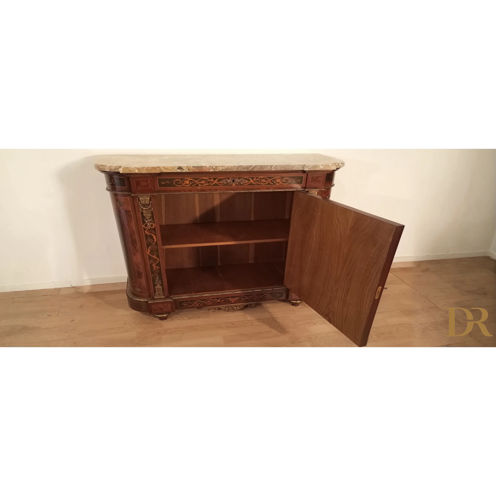 Splendida credenza bassa in legno intarsiato con applicazioni in ottone e top in marmo