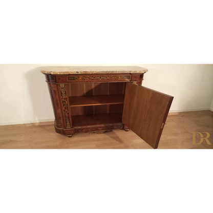 Splendida credenza bassa in legno intarsiato con applicazioni in ottone e top in marmo