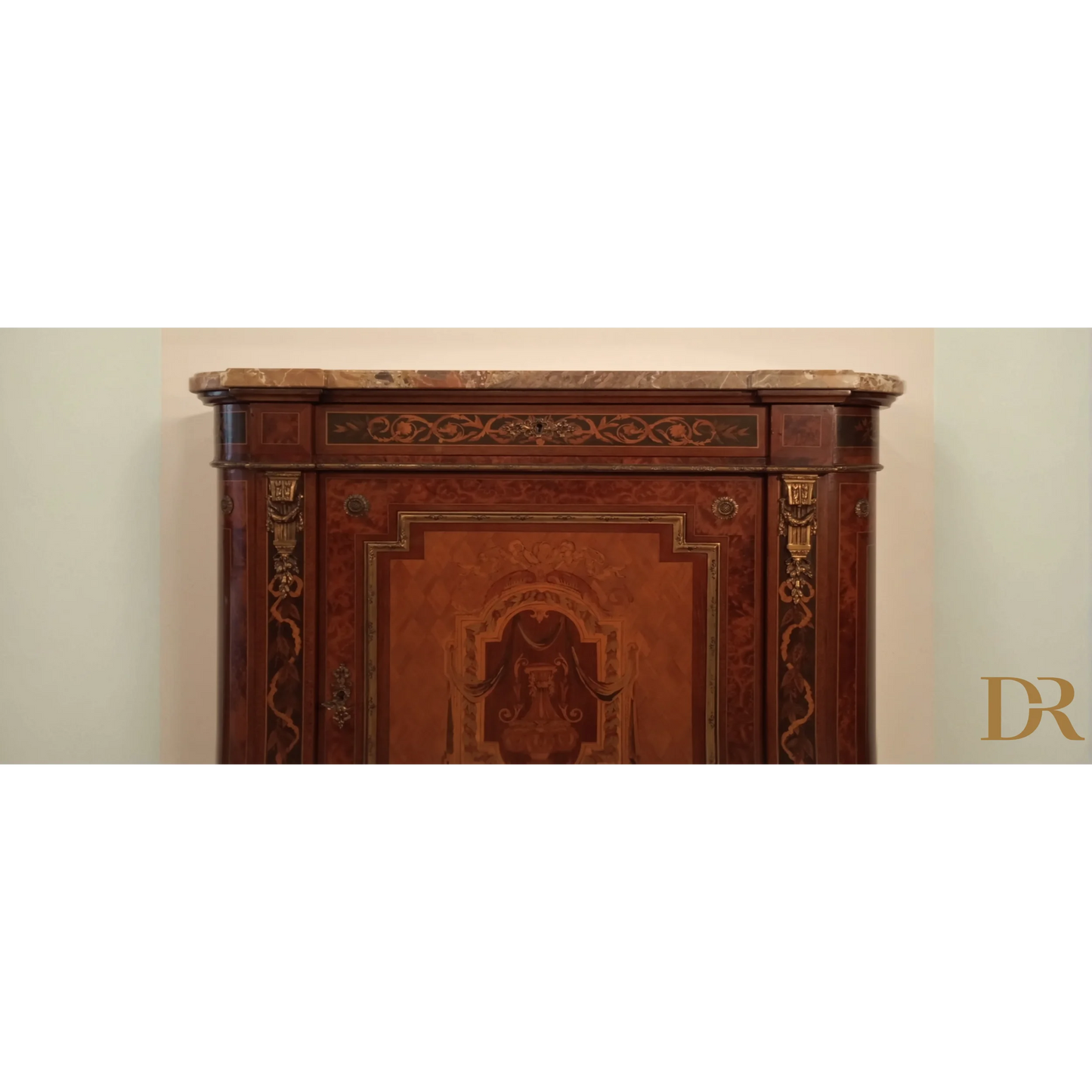 Splendida credenza bassa in legno intarsiato con piano in marmo e decorazioni eleganti