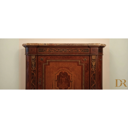 Splendida credenza bassa in legno intarsiato con piano in marmo e decorazioni eleganti