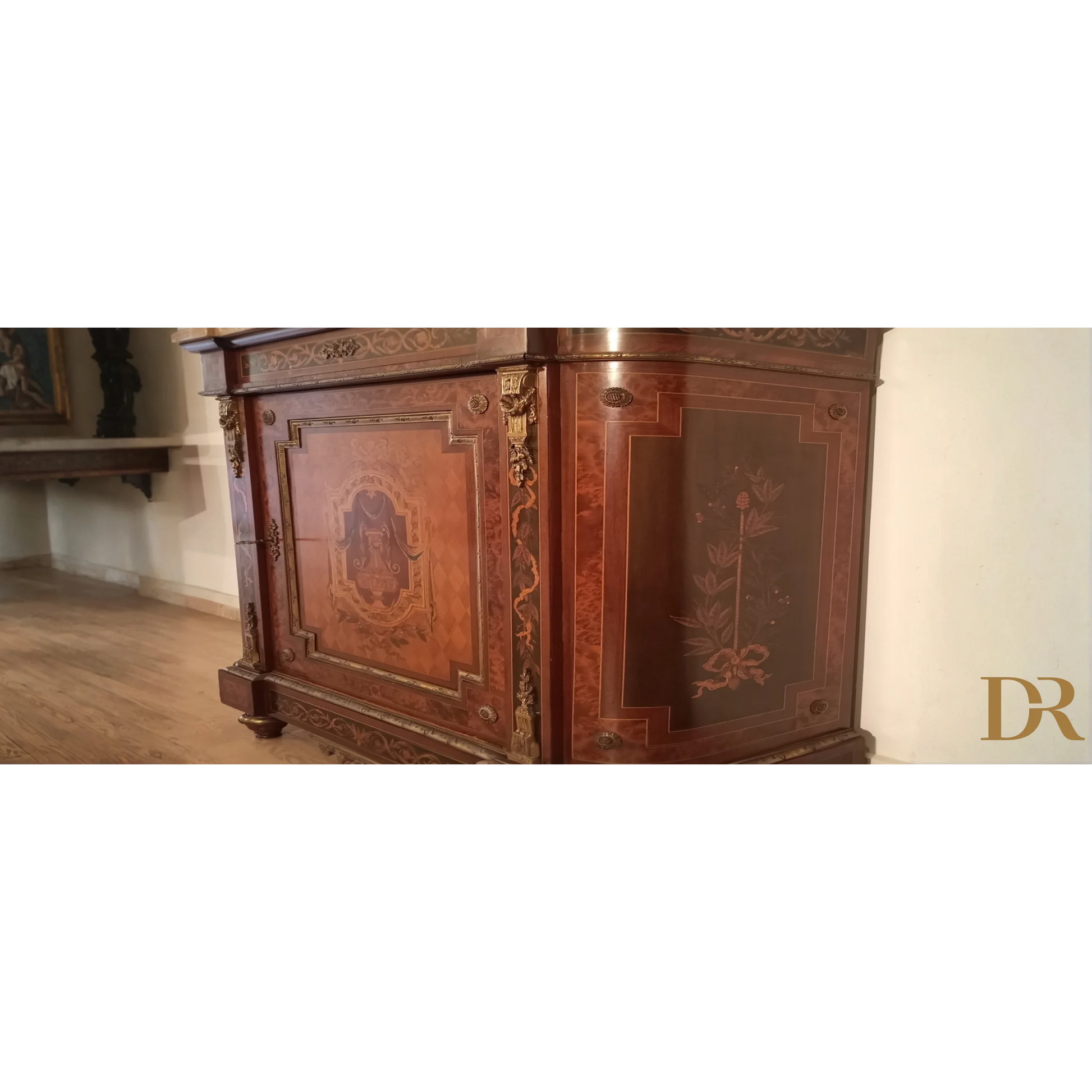 Credenza intarsiata con applicazioni in ottone e pannelli dipinti, splendida credenza bassa