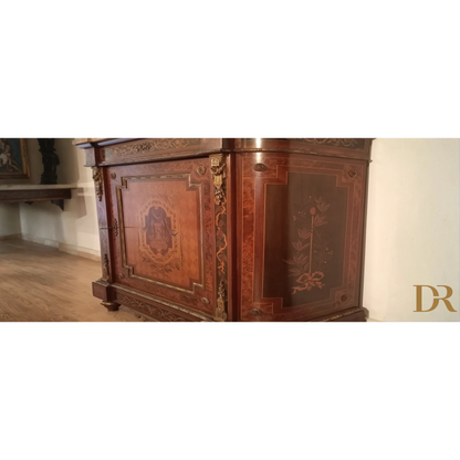 Credenza intarsiata con applicazioni in ottone e pannelli dipinti, splendida credenza bassa