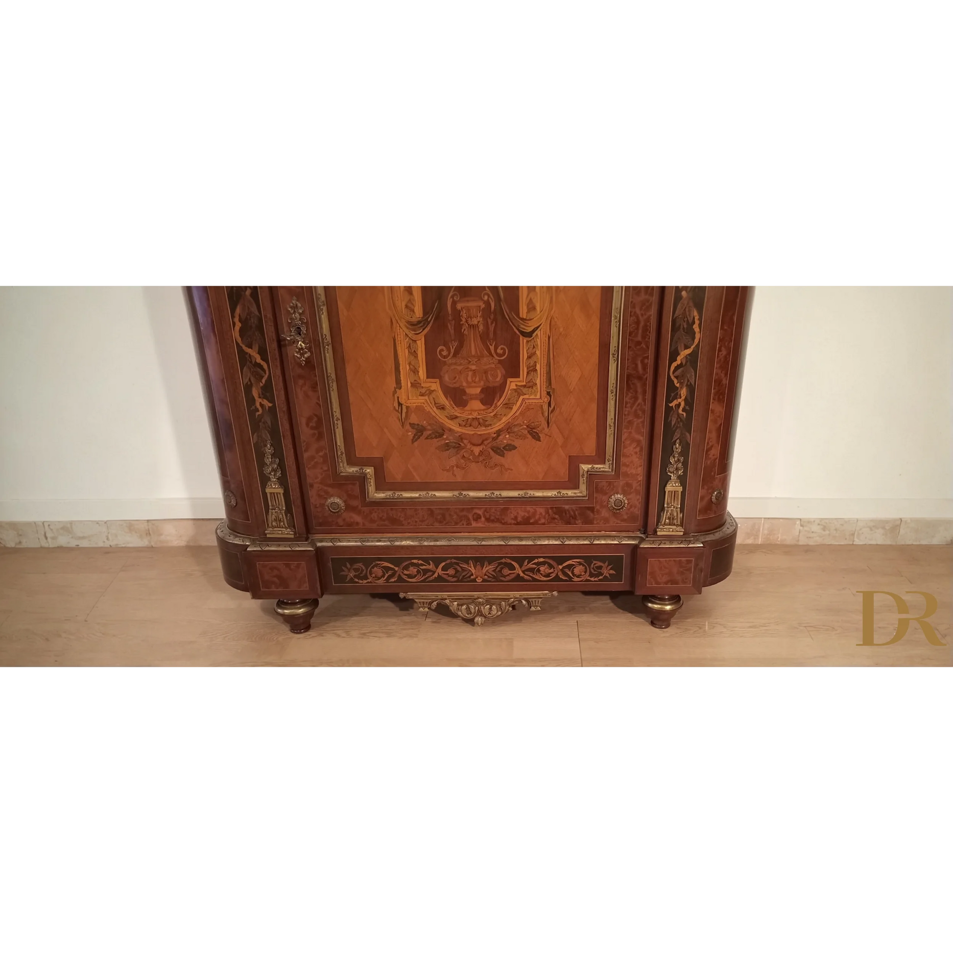 Ornate wooden cabinet base of splendida credenza bassa con dettagli intagliati