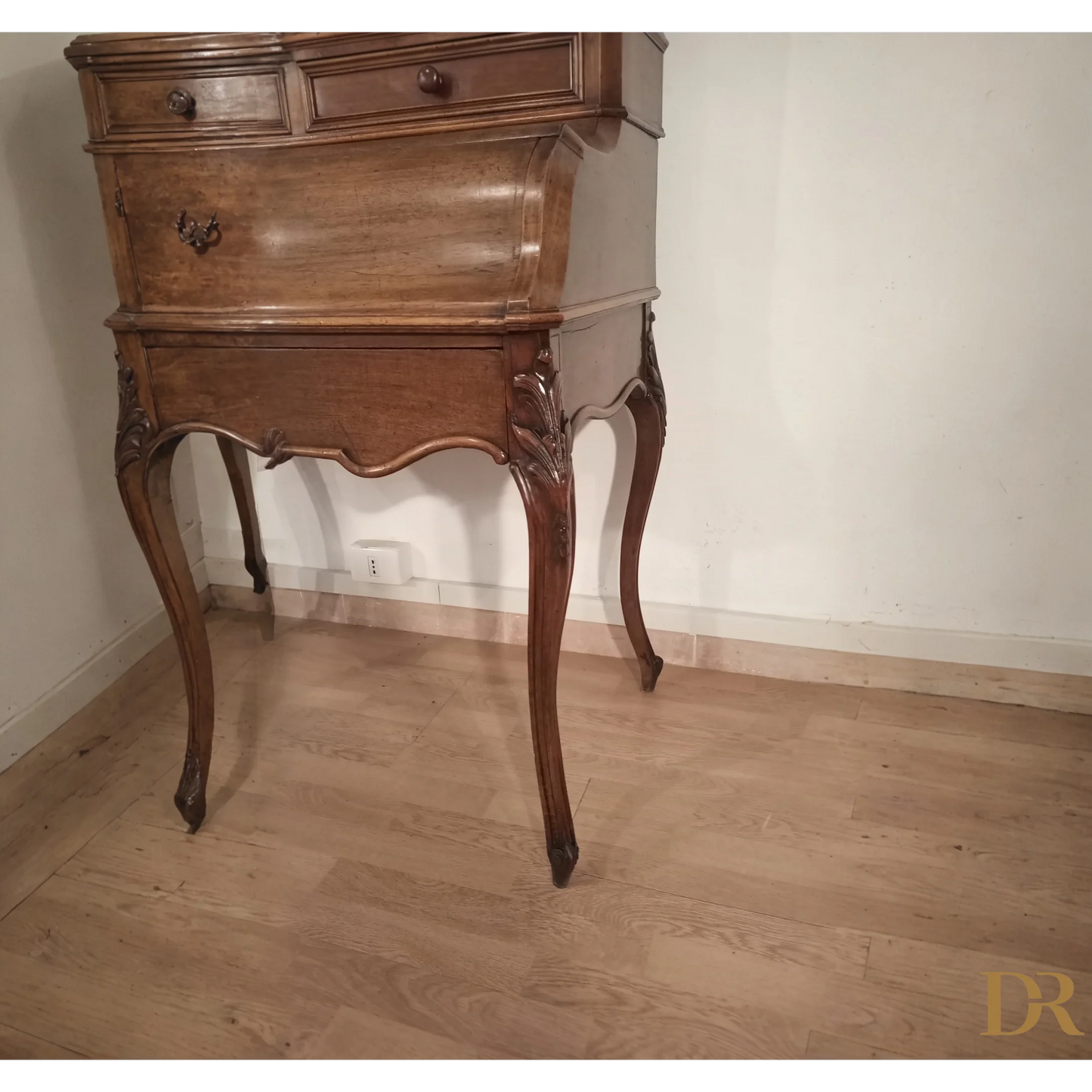 Gamba ornata in legno curvato di credenza scrittoio ribalta rovere massello XIX secolo