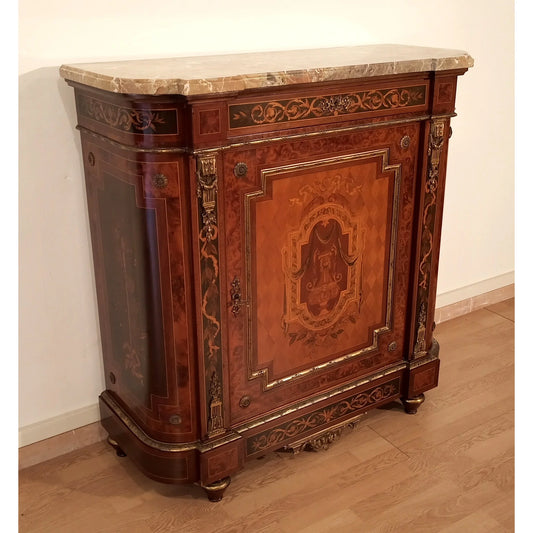 Splendida credenza bassa in stile vittoriano con applicazioni in ottone, marmo e intarsi in legno di varie essenze