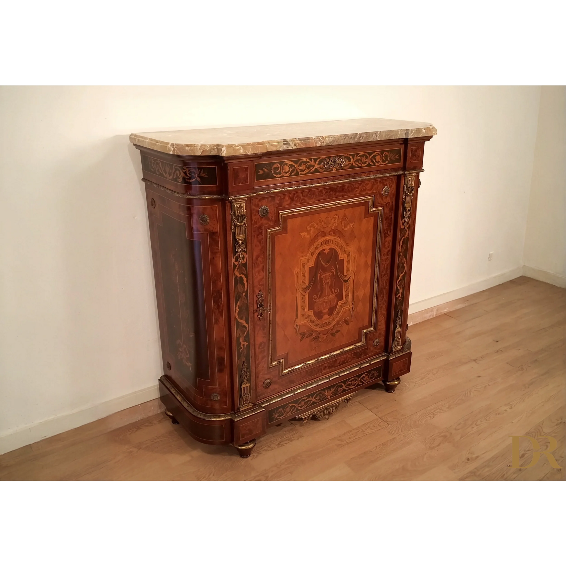 Splendida credenza bassa in stile vittoriano con top in marmo e decorazioni in legno