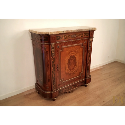 Splendida credenza bassa in stile vittoriano con top in marmo e decorazioni in legno