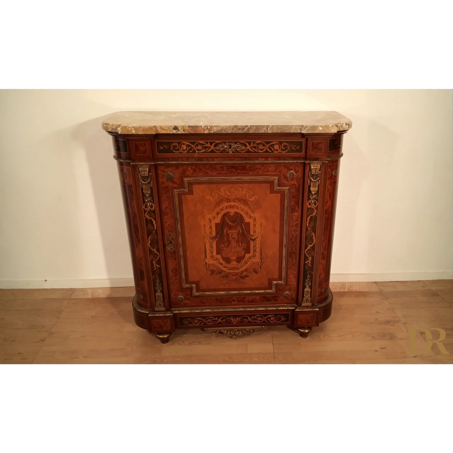 Splendida credenza bassa vittoriana con top in marmo e intarsi in legno decorativo