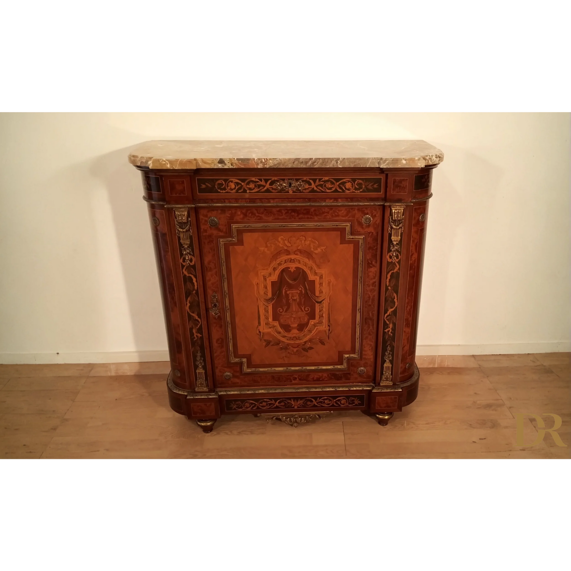 Splendida credenza bassa vittoriana con top in marmo e intarsi in legno decorativo