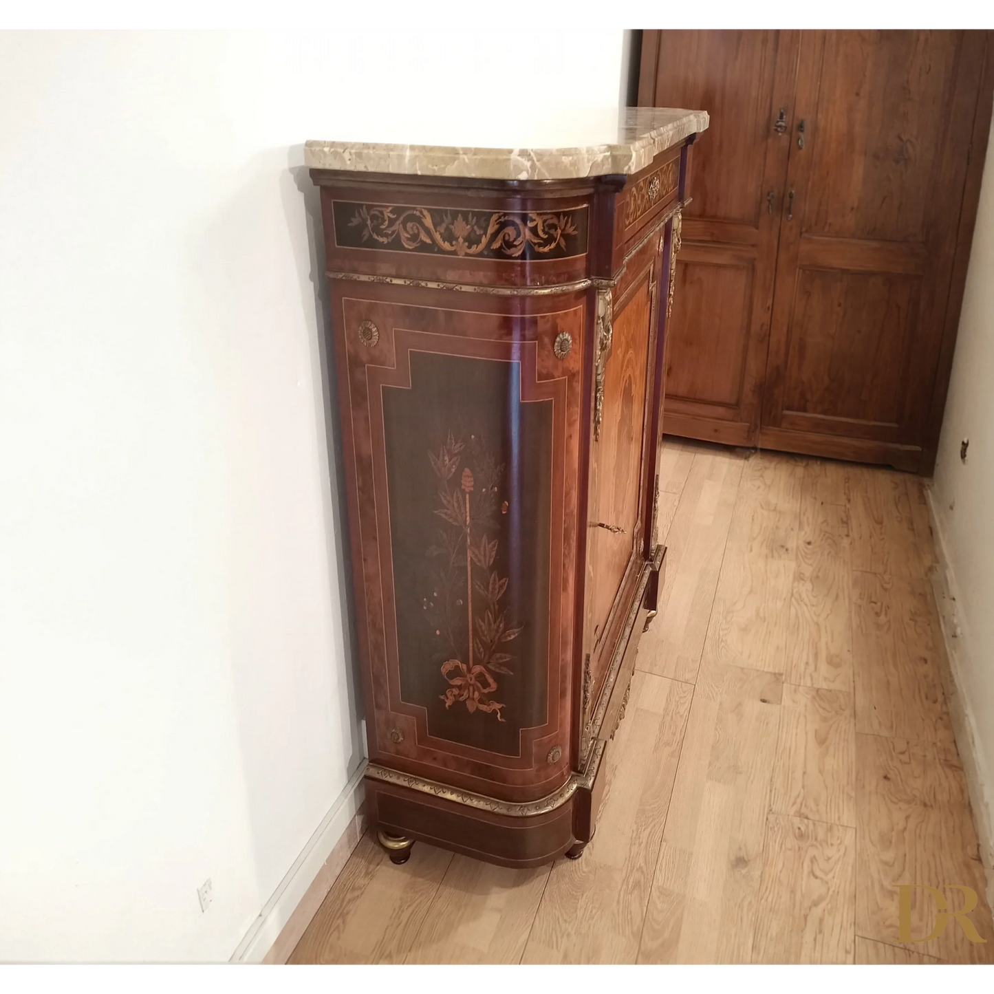 Credenza bassa intarsiata con applicazioni in ottone e top in marmo del XX secolo