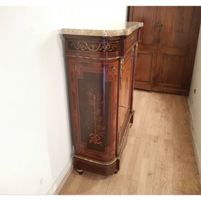 Credenza bassa intarsiata con applicazioni in ottone e top in marmo del XX secolo