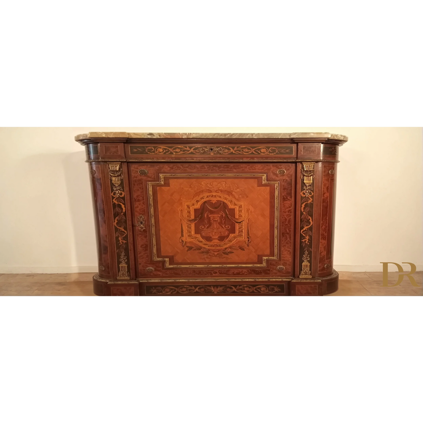 Splendida credenza bassa in legno intarsiato con top in marmo e applicazioni in ottone