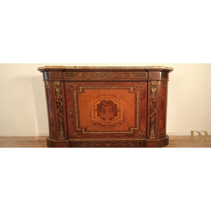 Splendida credenza bassa in legno intarsiato con top in marmo e applicazioni in ottone