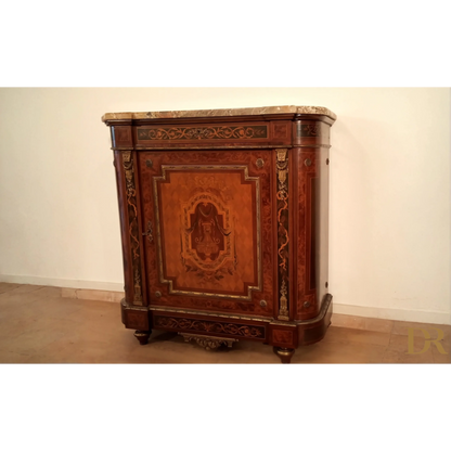 Splendida credenza bassa in legno intarsiato con applicazioni in ottone e marmo